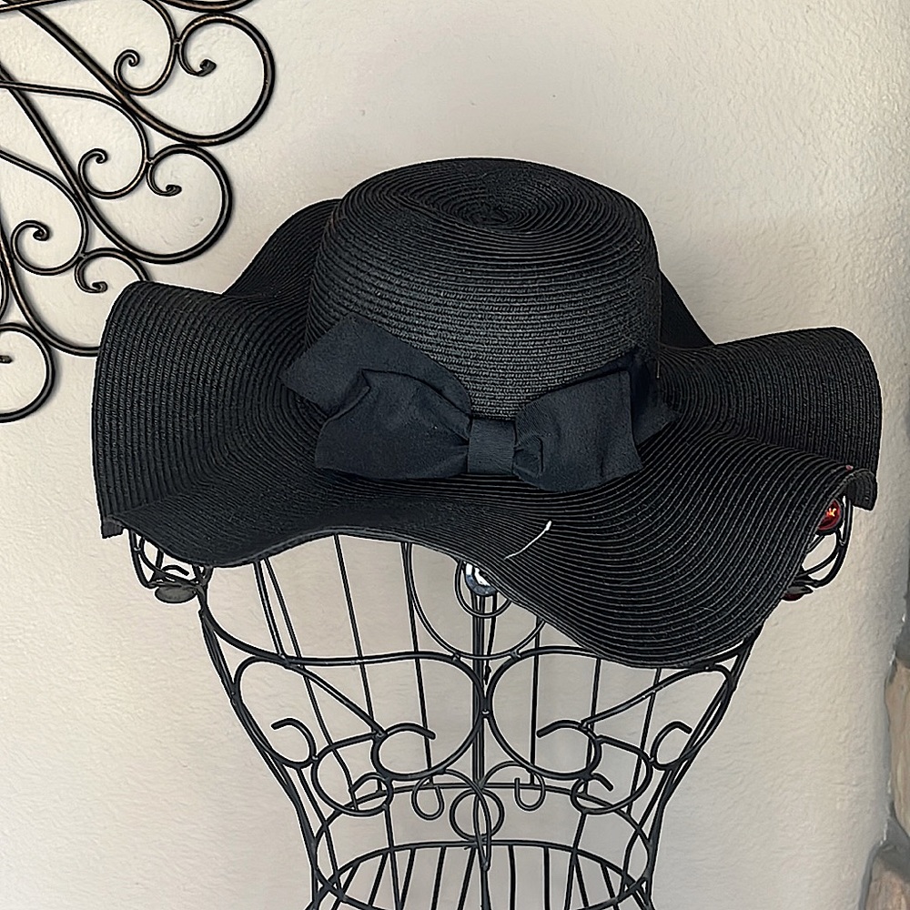 Wavy black sun hat with black bow